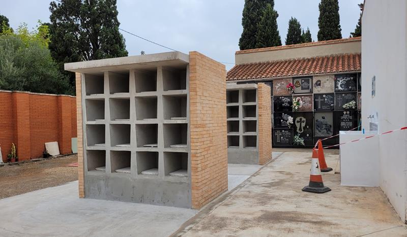 L’Alcúdia de Crespins finaliza la construcción de 64 columbarios al cementerio municipal