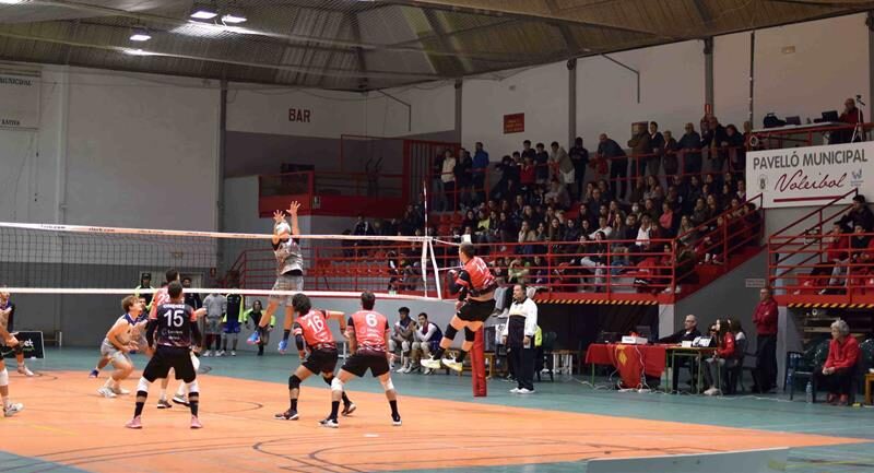El Familycash Xàtiva voleibol masculino logra puntuar pese a la derrota por 2-3 ,mientras que el conjunto femenino cedió por 1-3 contra CV Benidorm