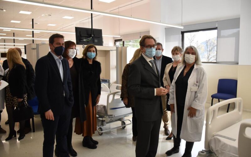 Miguel Mínguez ha visitado el hospital Lluís Alcanyís de Xàtiva para inaugurar el hospital de día y presentar la reforma y ampliación del hospital