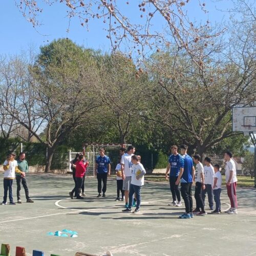 Jugadores del Eset Ontinet comparten una mañana de baloncesto con el alumnado del CEE Vall Blanca