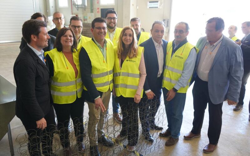La Consellera de Transición Ecológica y el Alcalde de Ontinyent visitan EcoAqua, empresa pionera en Europa en reciclaje integral de colchones
