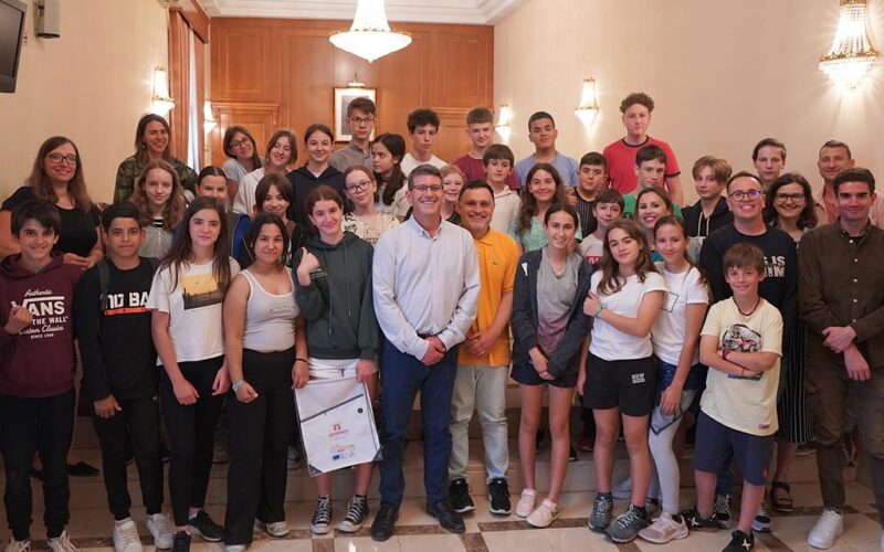 El alcalde de Ontinyent recibe alumnado de Eslovenia y del CEIP Bonavista participantes en un proyecto formativo europeo