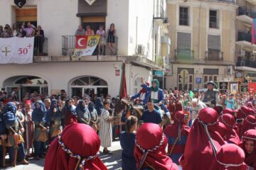 La “Setmana Gran” de los Moros y Cristianos de Ontinyent concluye con las embajadas y el desfile final