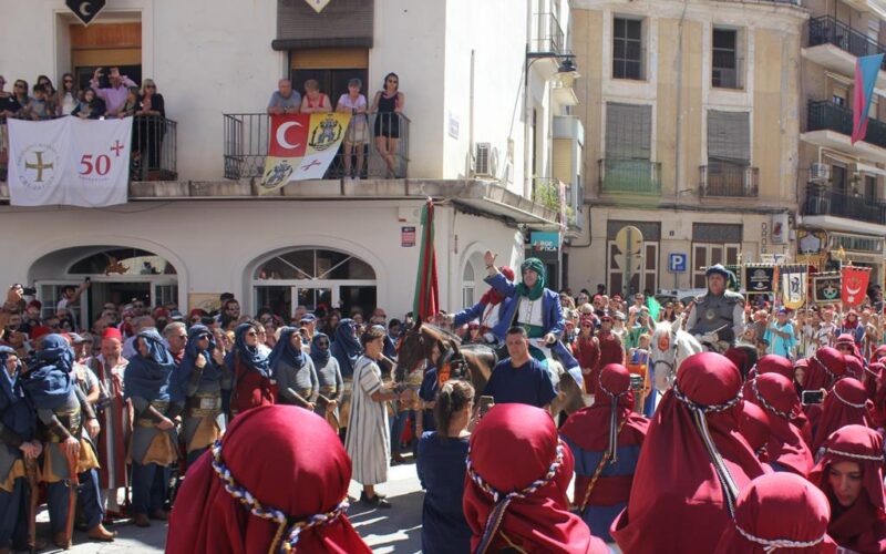 La “Setmana Gran” de los Moros y Cristianos de Ontinyent concluye con las embajadas y el desfile final