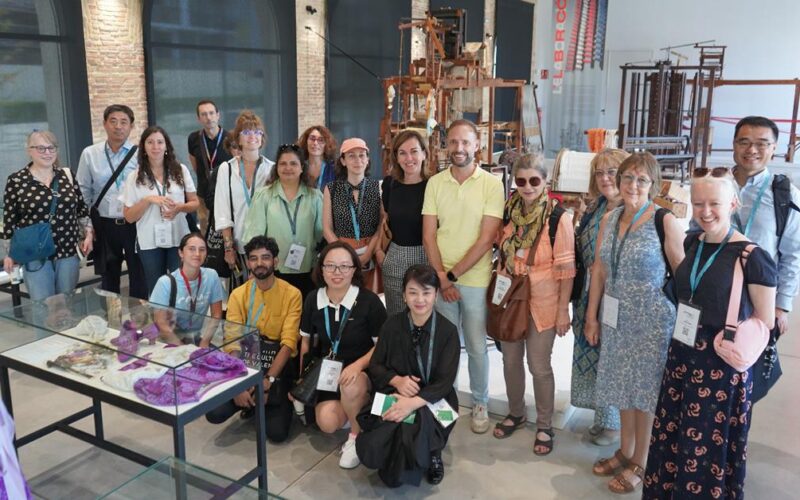 Expertos internacionales en conservación del patrimonio visitan el Museo del Textil y el MAOVA de Ontinyent