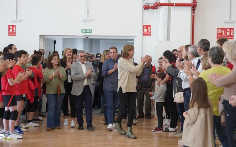 Xàtiva estrena el nuevo pabellón deportivo y rinde un emotivo homenaje a la ex jugadora Pilar Larriba Sala