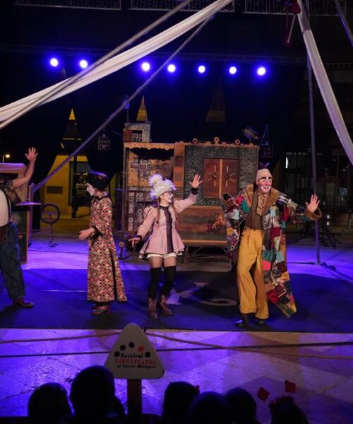 La Plaza de la Concepción se llena para abrir el Festival de circo y teatro de Ontinyent