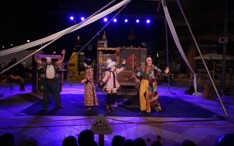La Plaza de la Concepción se llena para abrir el Festival de circo y teatro de Ontinyent