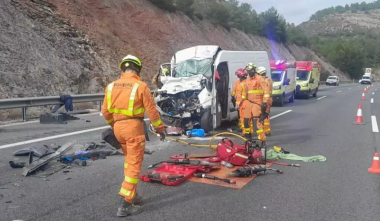 Fallece el conductor de una furgoneta tras chocar contra un camión en Xàtiva