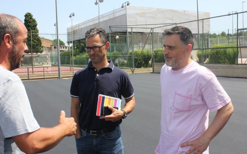 El Ayuntamiento de Ontinyent renueva el pavimento de la pista de futbito del polideportivo