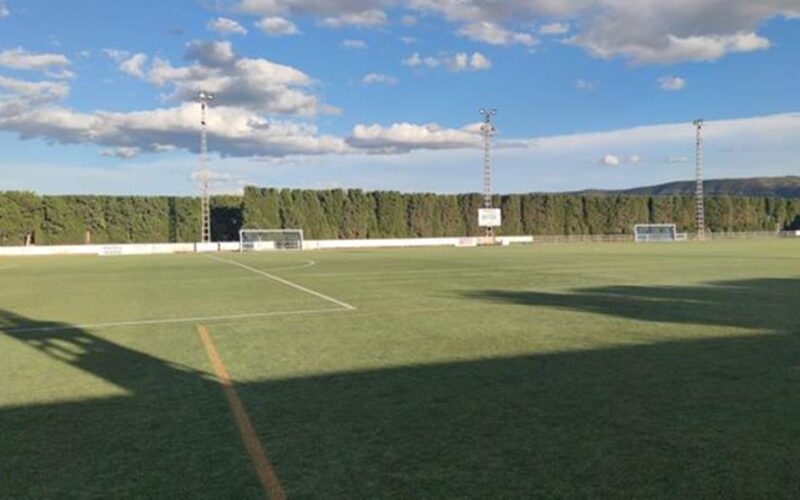L’Alcúdia de Crespins saca a licitación la renovación del alumbrado del polideportivo y del campo de fútbol