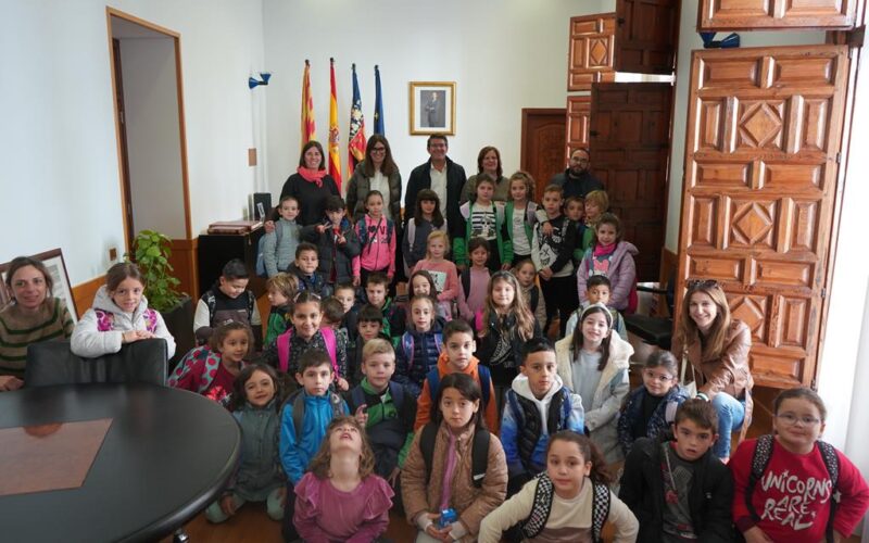 Alumnos de primaria del CEIP Carmelo Ripoll visitan el Ayuntamiento de Ontinyent