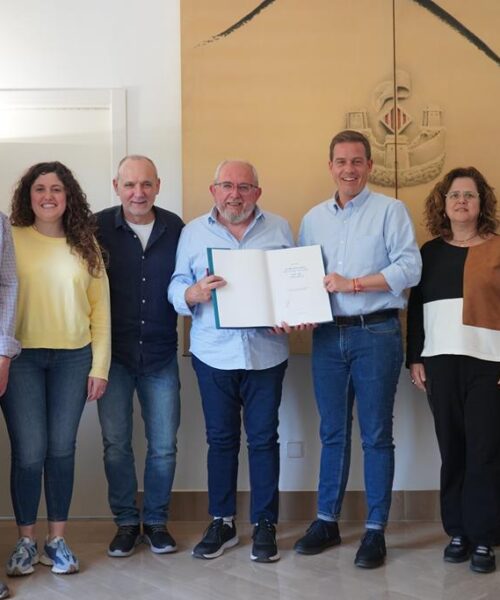 El colectivo ‘Amics de La Costera’ ha hecho entrega a la ciudad de Xàtiva del ejemplar número 1 de la edición especial del Collar de la Coloma