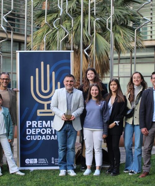 La UPV premia al Ayuntamiento de Ontinyent por el álbum de cromos de mujeres deportistas