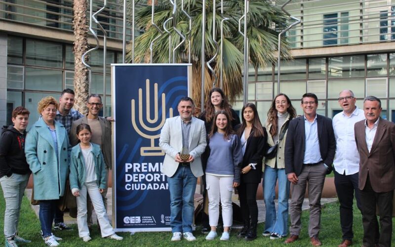 La UPV premia al Ayuntamiento de Ontinyent por el álbum de cromos de mujeres deportistas