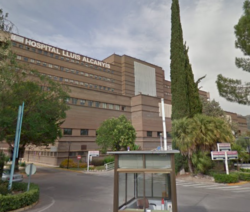 Los trabajadores del servicio de limpieza del hospital de Xàtiva se concentran contra la precariedad laboral